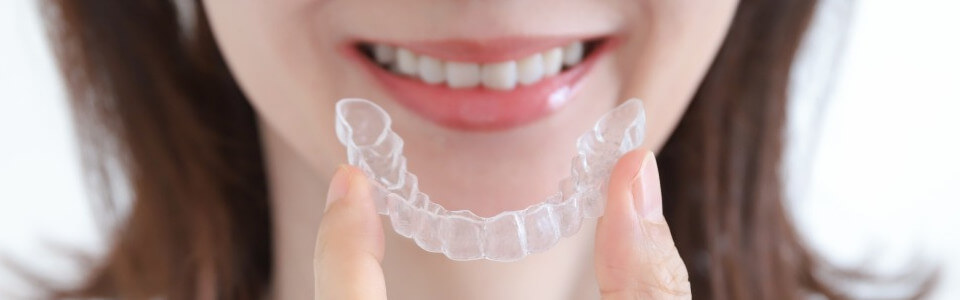 【大阪】矯正歯科治療の費用はなぜ装置によって差が出る？装置の種類別の特徴と選び方を解説